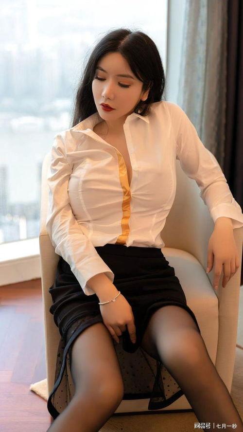 日本美女超短裙白丝袜,超短裙与白丝袜的时尚诱惑