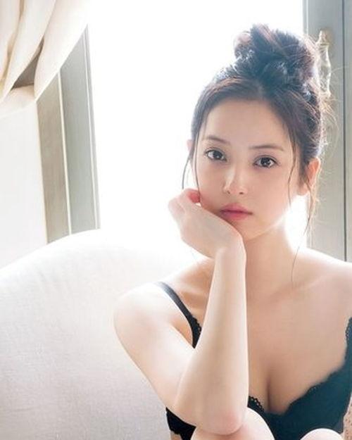 佐佐木希是av,AV界的璀璨明星